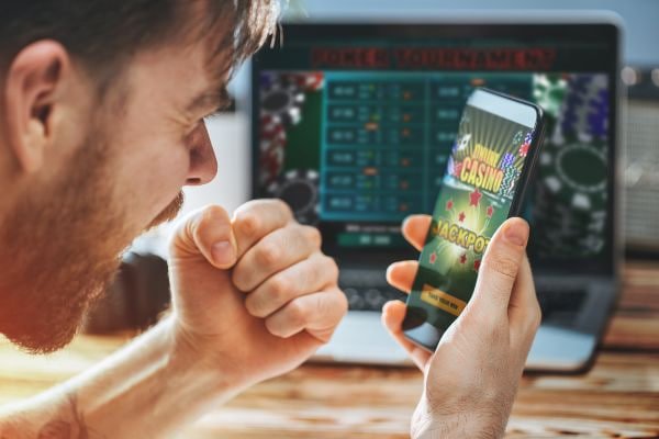 Tampilan dompet digital dan smartphone sebagai metode pembayaran modern